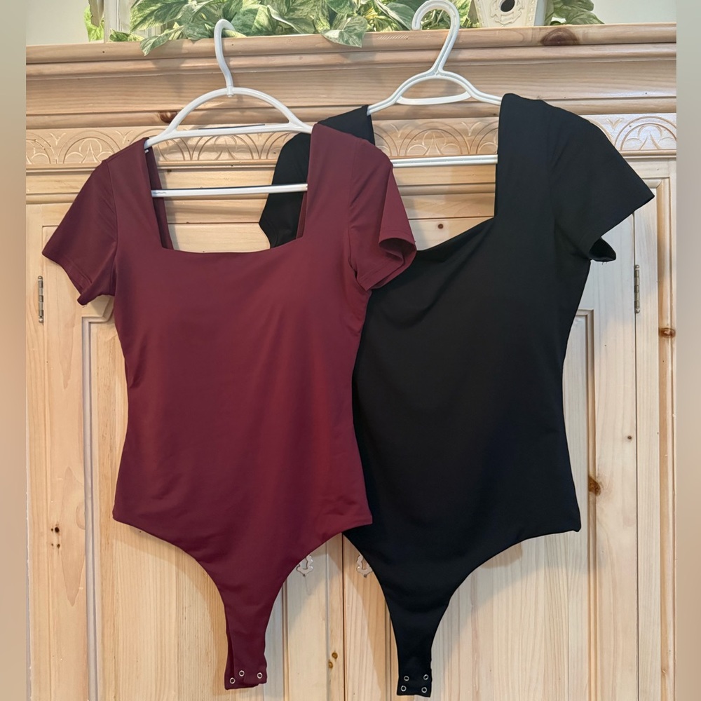 Klassy Network square neck, bodysuits in black and burgundy